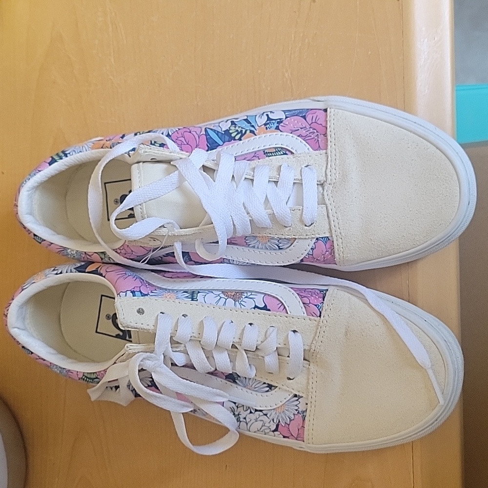Vans Suede flower 8.5 sized shoes